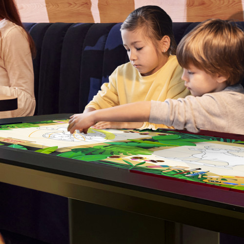 Touchwindow - LA DIGITALIZZAZIONE NEI RISTORANTI: TRA FAMILY AREA E DIGITAL MENU BOARD